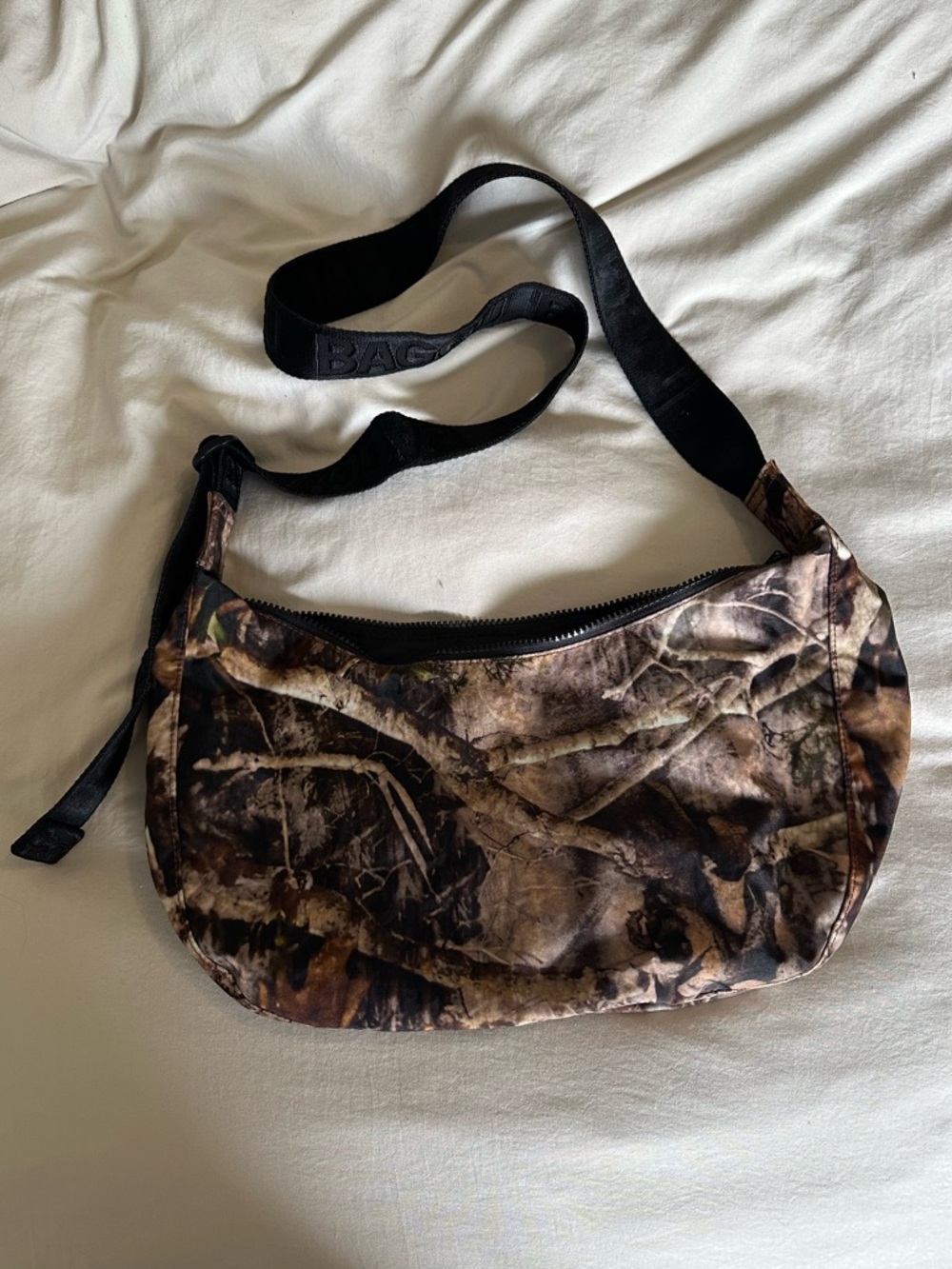 BAGGU Photo Forest Medium Crescent Bag - Picture 2 of 9
